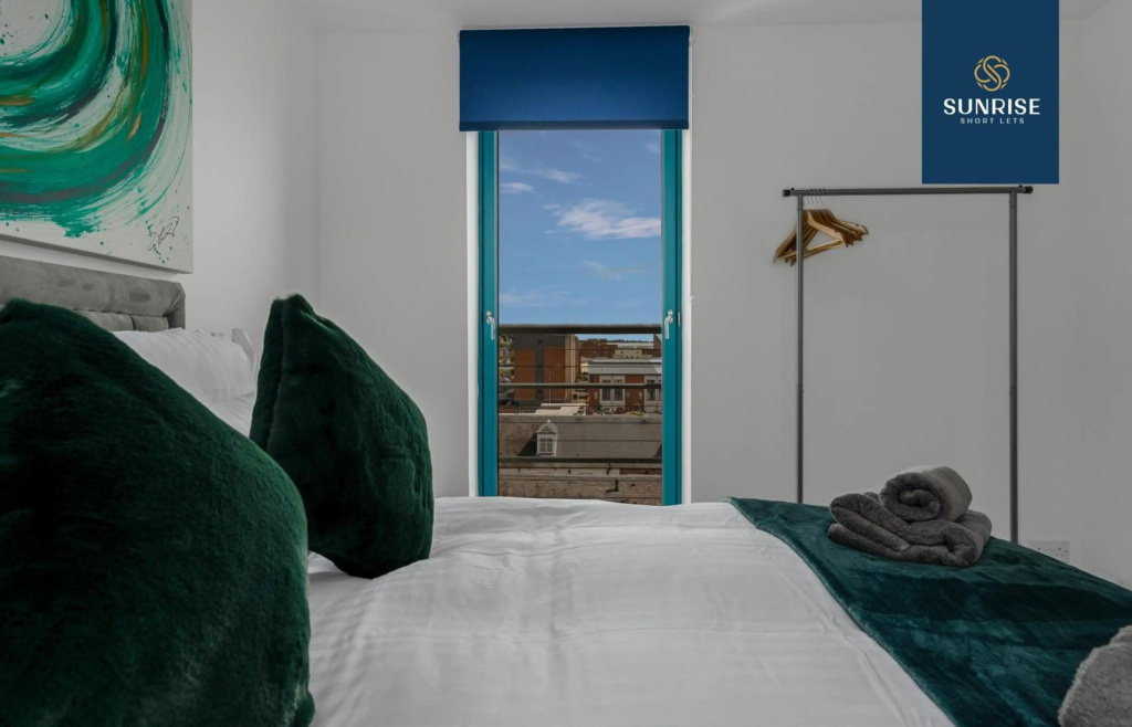 THE PENTHOUSE, Stunning Views, Foosball Table, Central Location, 3 Rooms, Sleeps 6, Ideal for Families, Tourists, Business Travellers
