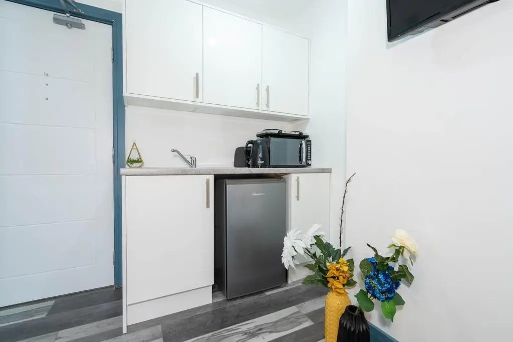 Stylish, spacious studio with Netflix