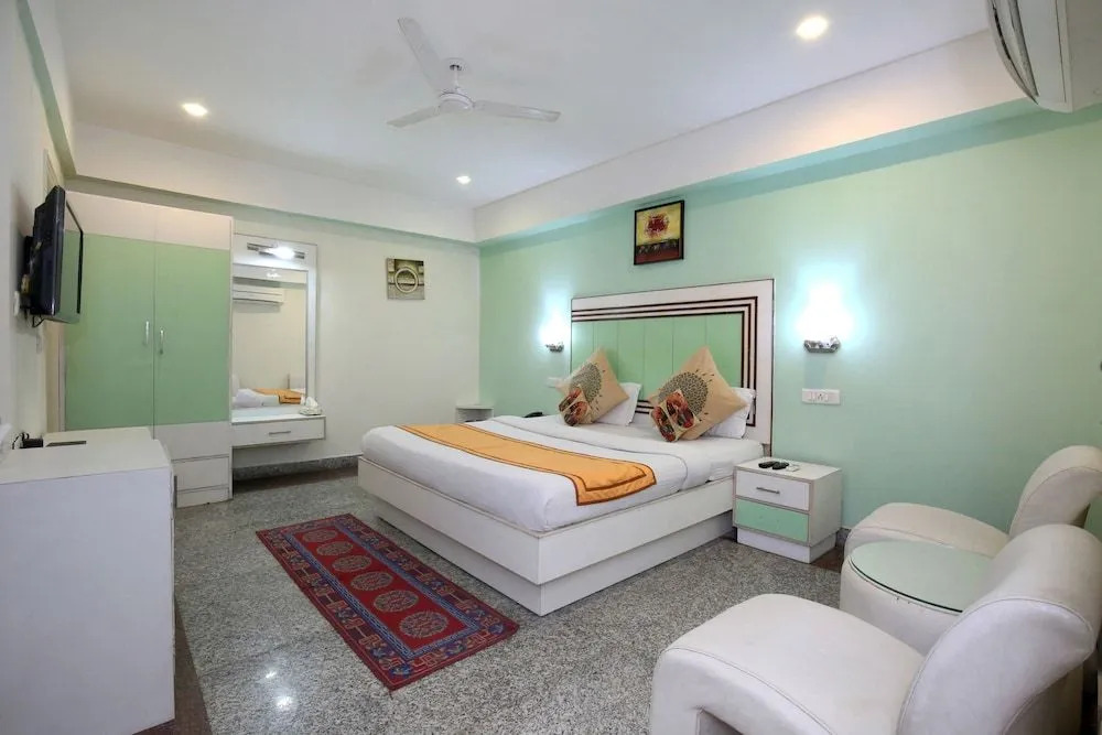 OYO 9575 Hotel Absolute Comfort