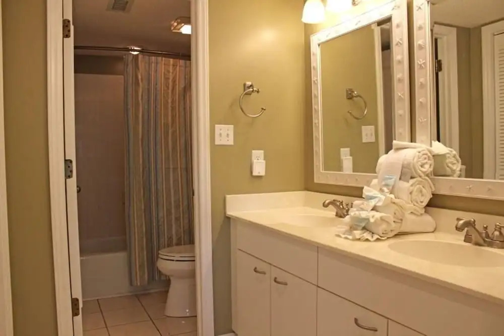 Spacious Villa Steps From Beach at Kingston!
