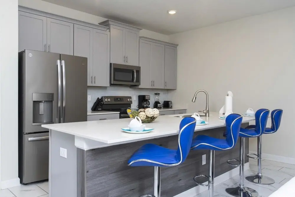 Luxurious 4 Bedroom w Screened Pool Close to Disney 1568