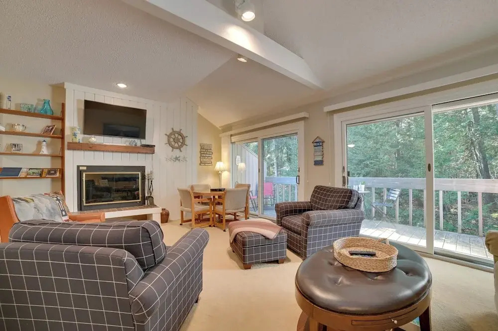 Harbor Springs Condo w/ Fireplace Near Skiing!