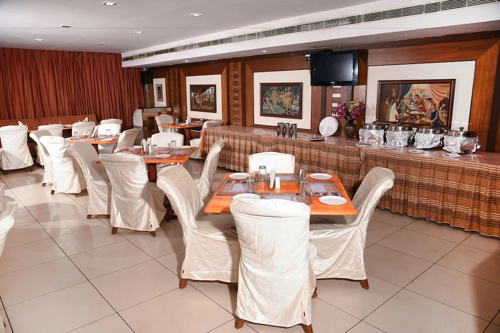 Fabhotel Rr Grand Daba Garden
