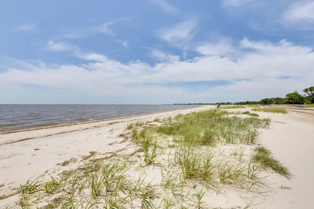 Coastal Waveland House 1/2 Block to Pub Beach
