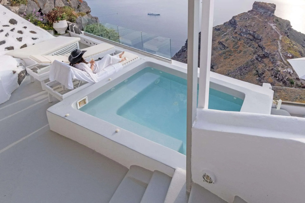 Anemos Cave Suites