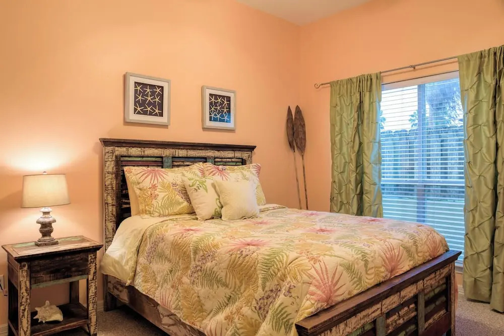 Spacious Ground Floor Condo With Semi-private Pool, 1 Block to Beach