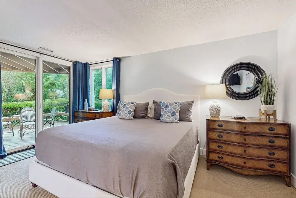 Ground Floor Condo With Private Patio, Full Kitchen, Beach Access and Pool