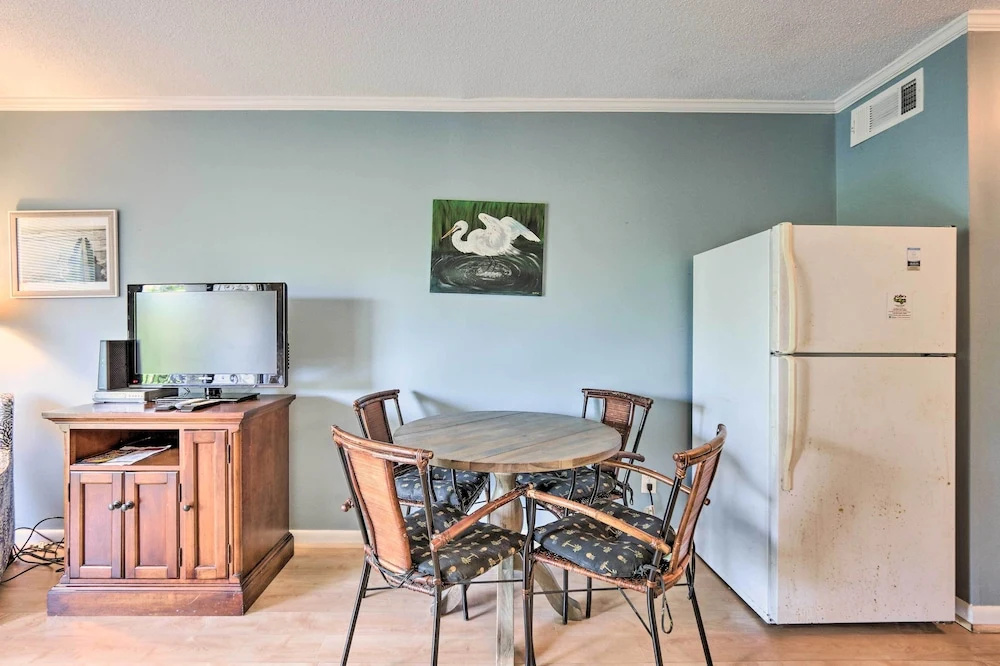 Walk to Folly Field Beach: Condo in Hilton Head!