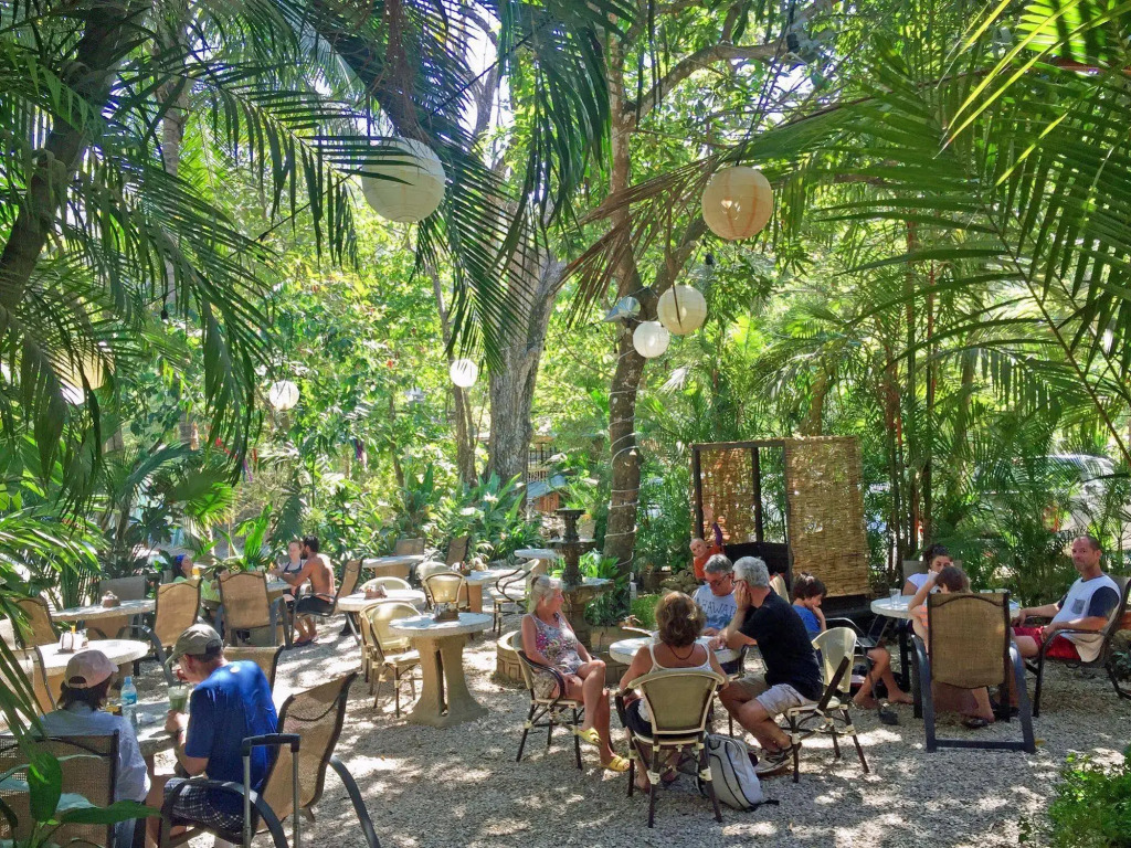 El Sano Banano Beachside Hotel