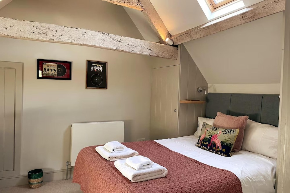 Stunning 6 Bedroom Riverside Barn Cotswold Mill