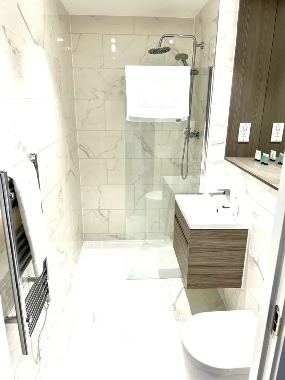 Luxurious MK City apartment- walk to train station