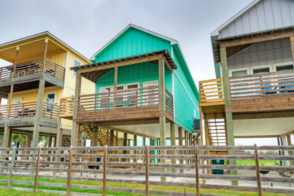Cole's Cabin by Avantstay Coastal Retreat Pool Access, Balcony, Water Views + Mins to Beach