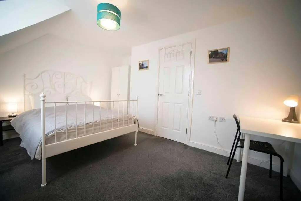 A Cosy 3-bed Family House in Liverpool sleeps 6 with parking spaces