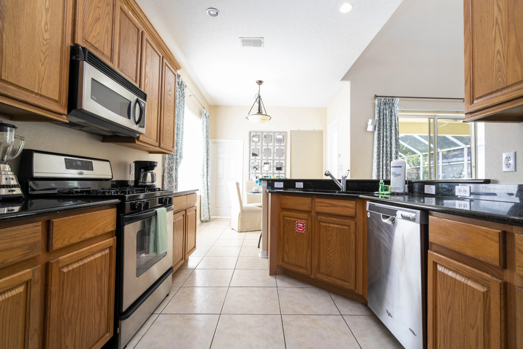 Stunning 5 Bd Home w/ Pool Close to Disney 7420