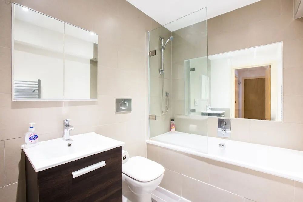 Spacious 1 Bedroom Apartment in Kensington - A3
