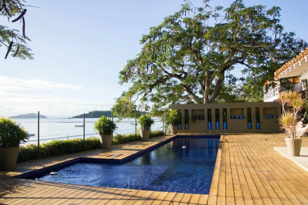Deslumbrante Casa de Frente para Praia de Manguinhos com Seis Quartos