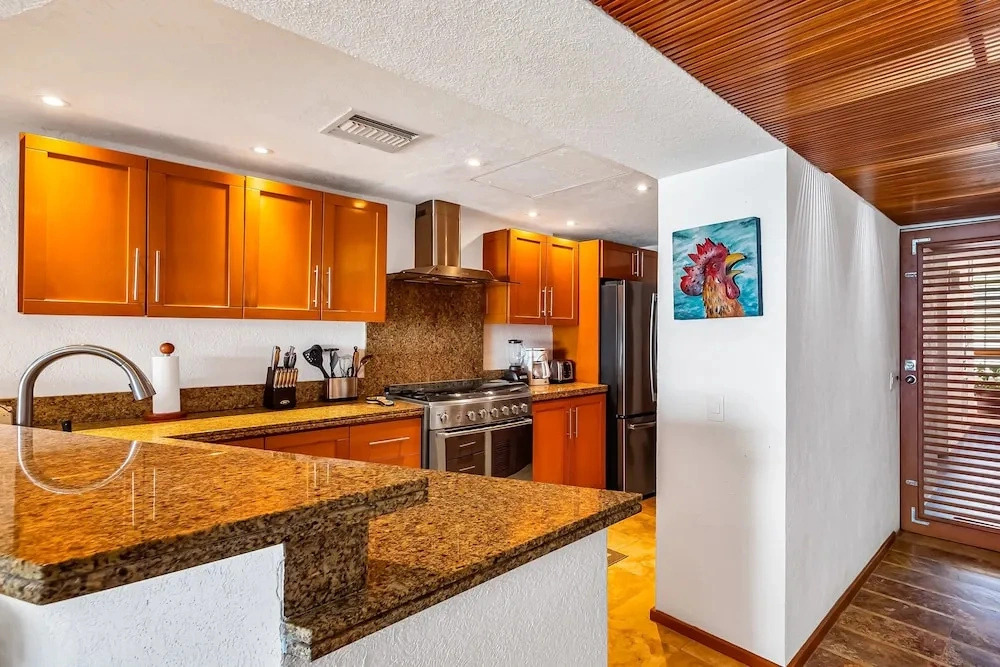 Beachfront 4th-floor Condo With Views, Outdoor Pool, Balcony, W/D & Central AC
