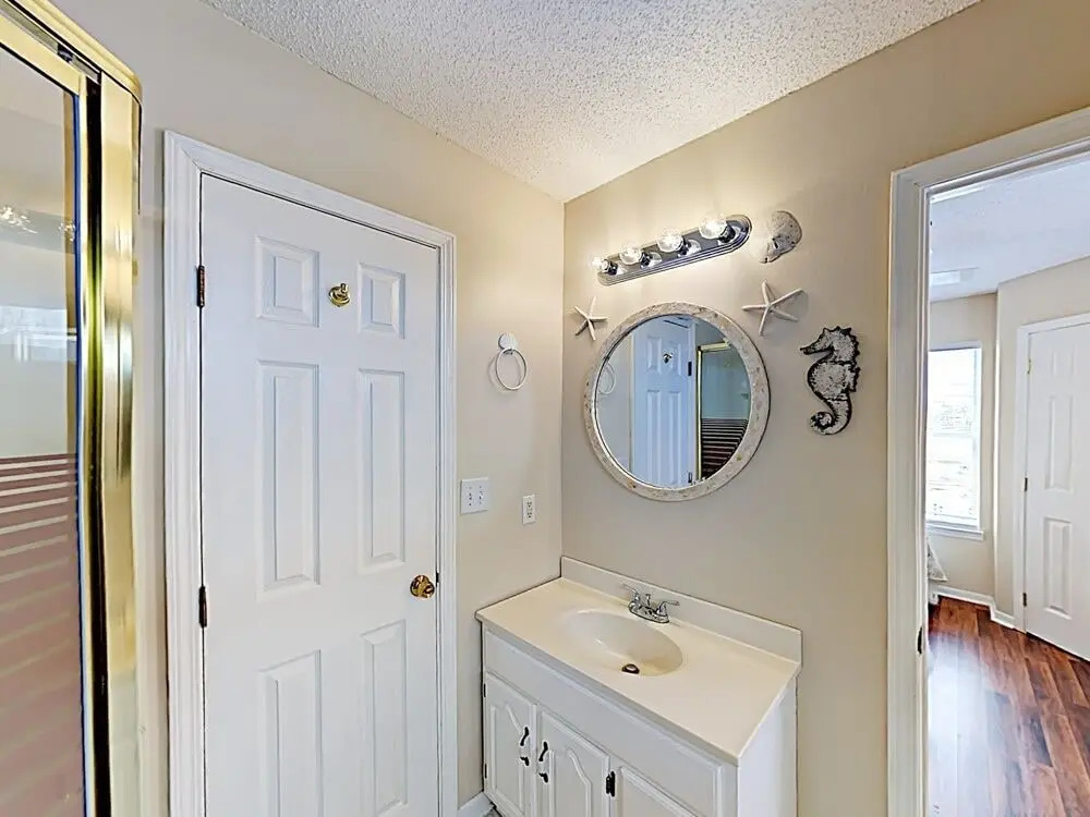 New Listing! Updated Coastal - Walk To Beach 4 Bedroom Home