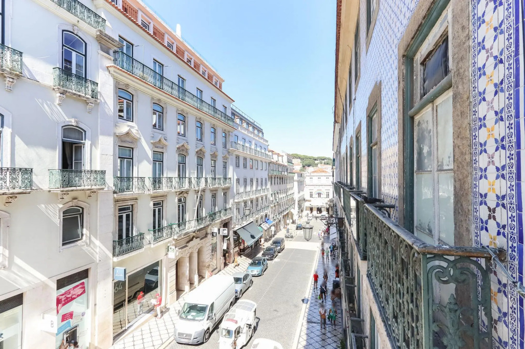 Bedroom in a Modern Apartment in Chiado in a Shared House