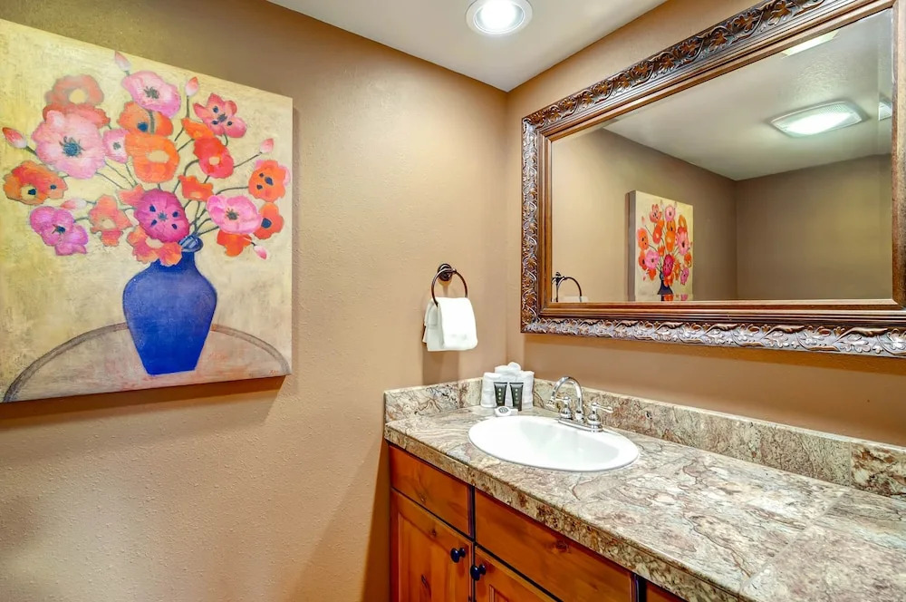 3bdr Condo-master Fireplace, Upgraded Kitchen, Kids Ski Free 3 Bedroom Condo by RedAwning