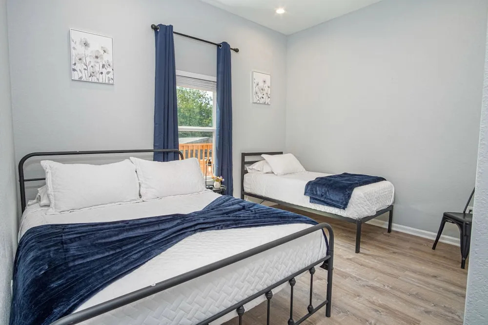 Inviting 4br/2ba Near Downtown & Riverwalk