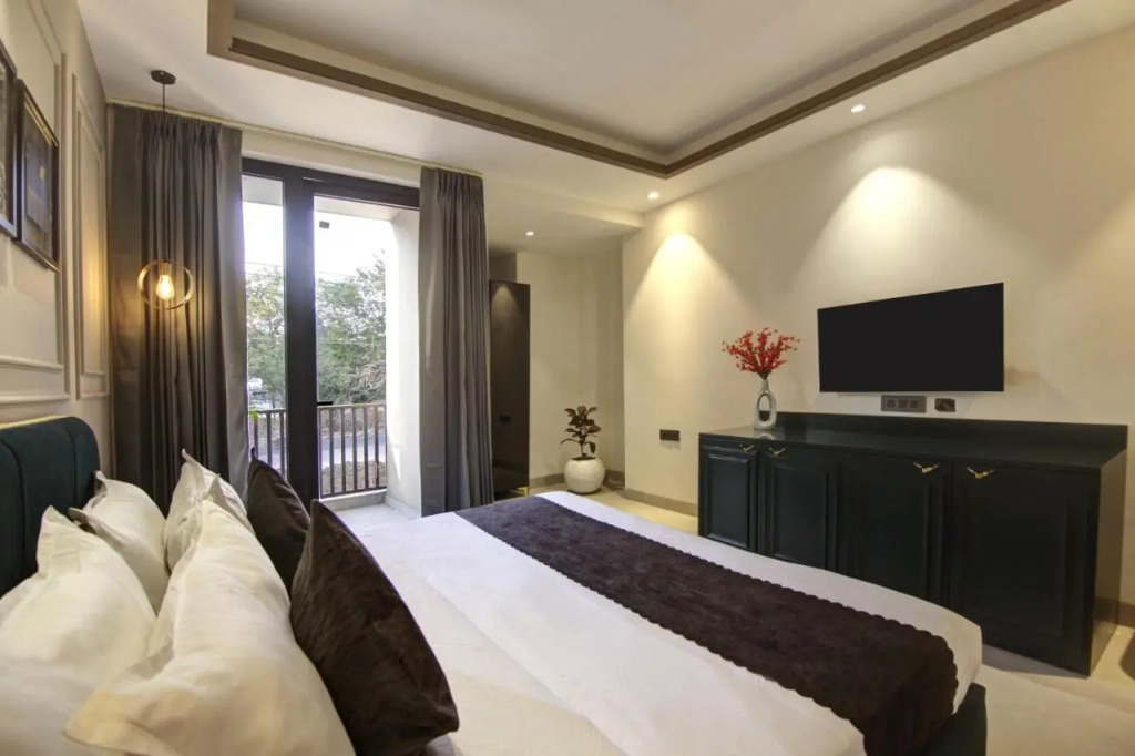 Saltstayz Premier - Galleria Market Road & Sector 27