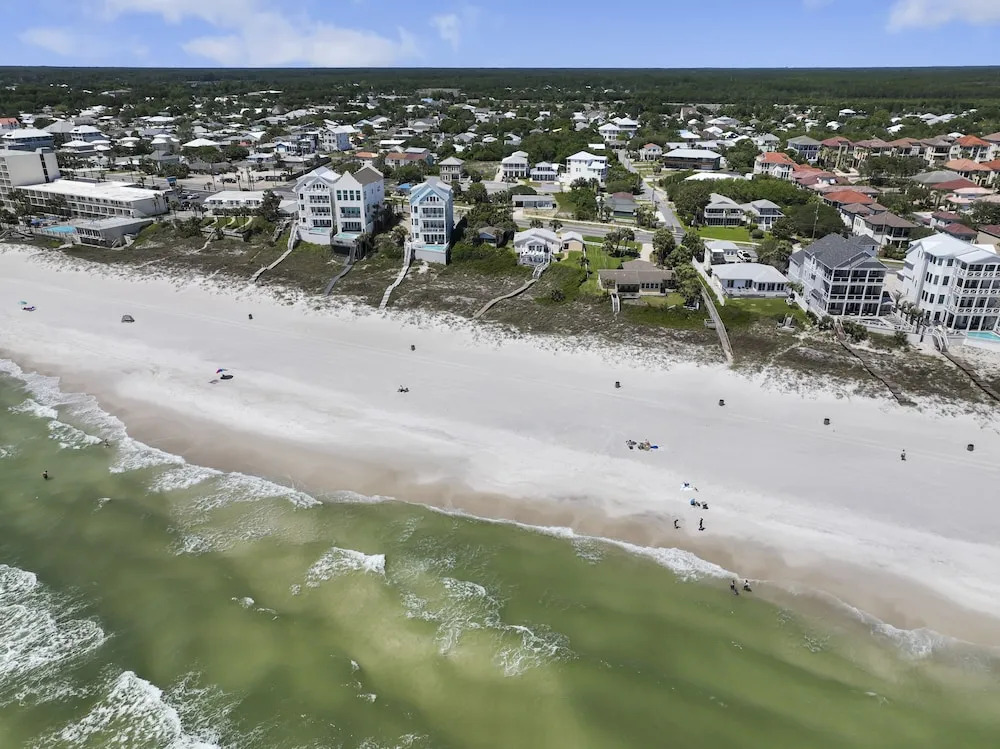 5 Bed, 5 Bath Beach Home/Only a 3 Minute Walk To The Beach! SLEEPS 12