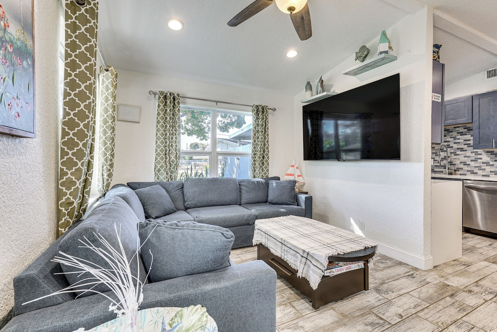 3 Mi to Las Olas Blvd: Tropical Getaway w/ Patio!