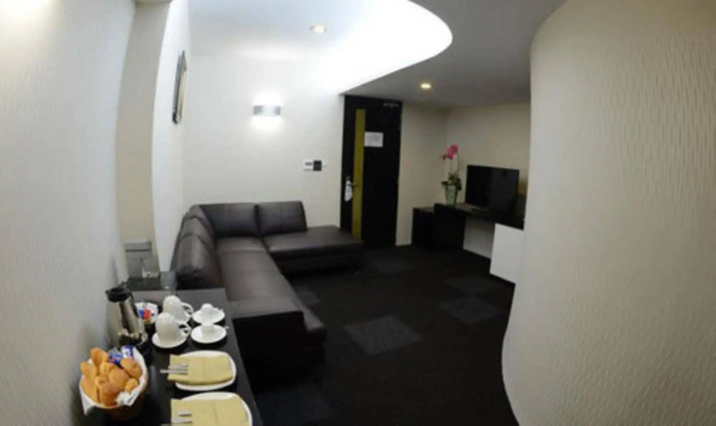 Avenue 64 Hotel