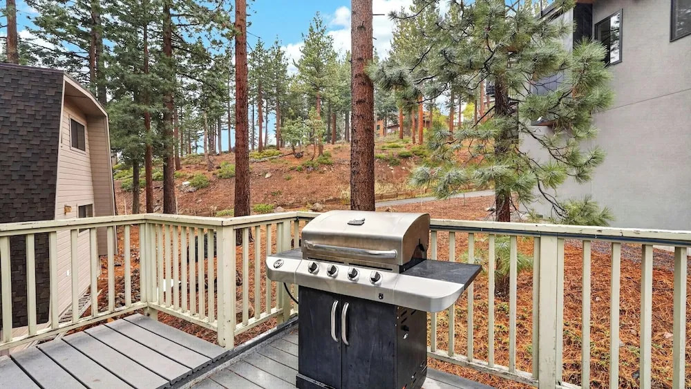 Incline Pines Retreat by Avantstay Private Hot Tub + Wraparound Deck + Views Near Dining and Shops