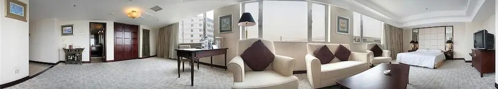 Beijing Xixi Friendship Hotel is located on Xidan Commercial Street and close to Tiananmen Square and the Forbidden City