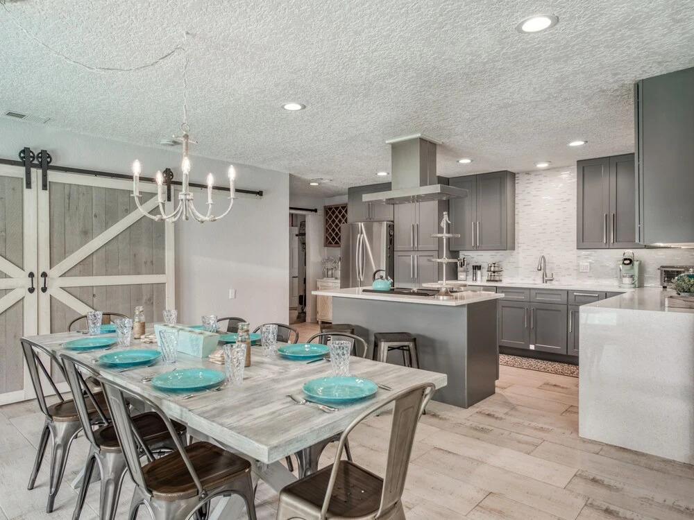 Canalfront Dream Pool, Dock & 3 Blocks To Beach! 5 Bedroom Home
