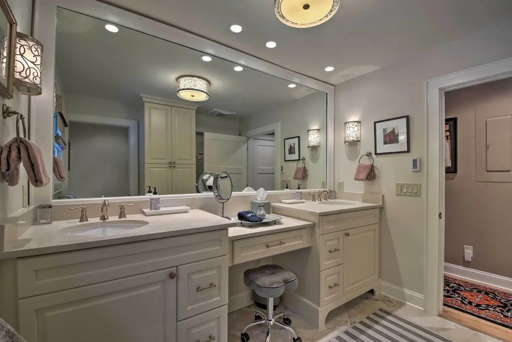 2 Living Areas + Fireplace: Mirror Lake Cottage!