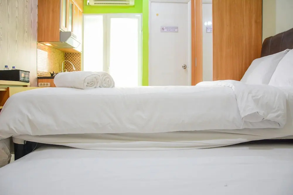 Stylish and Comfortable Studio Green Pramuka Apartment