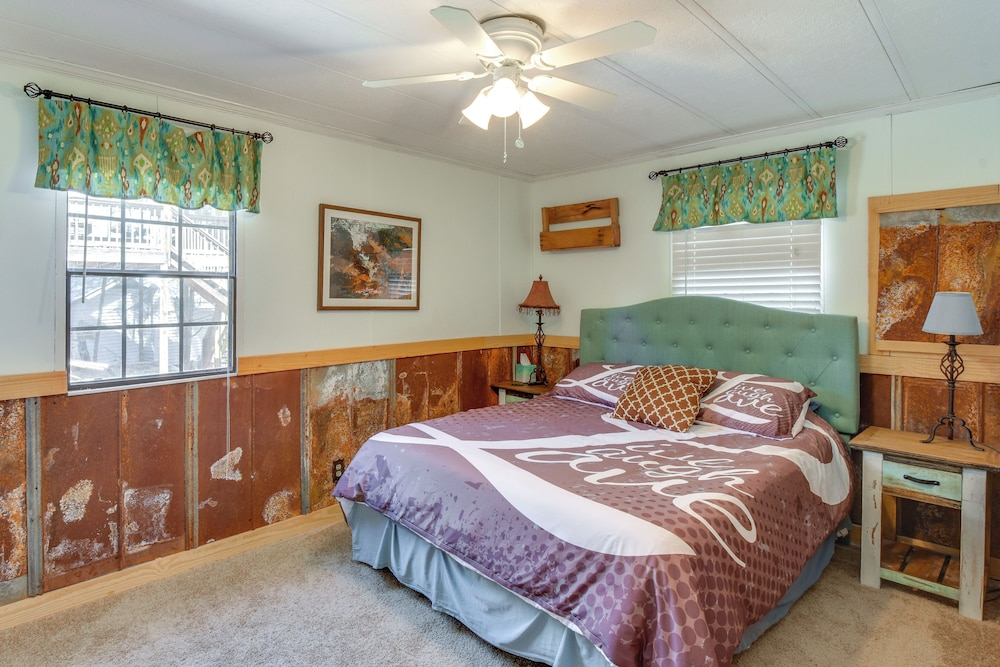 Private Beach & Dock: Lake Hartwell Family Getaway