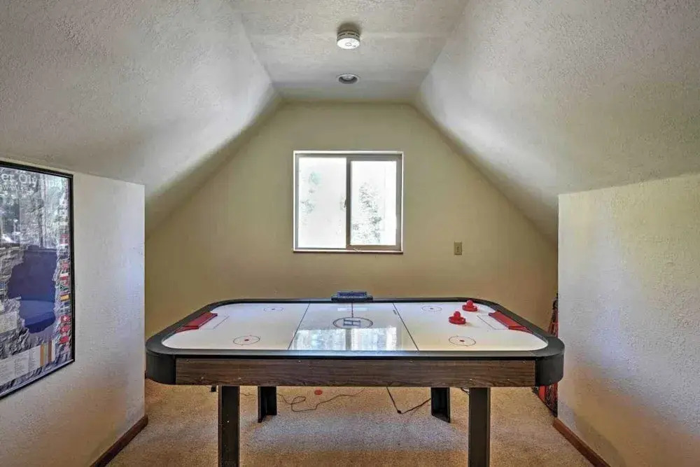 Ember by Avantstay Majestic Entertainers Home w/ Pine Tree Views & Close to Meek's Bay