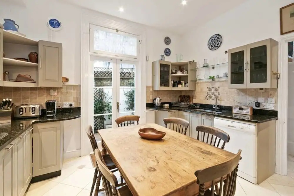 Special Offer- 5 bed Victorian in Zone2