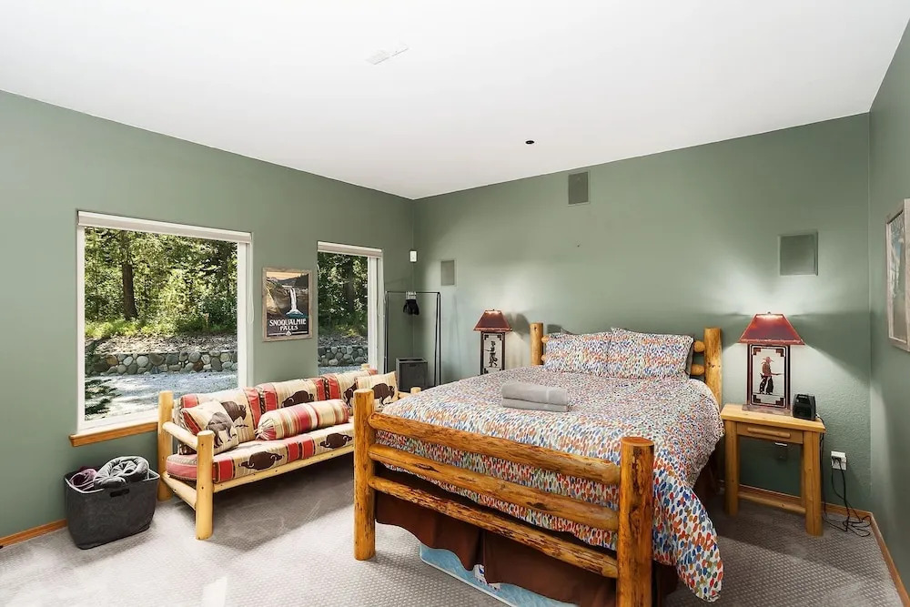 Riffle River Lodge 3 Bedroom Home by NW Comfy Cabins by RedAwning