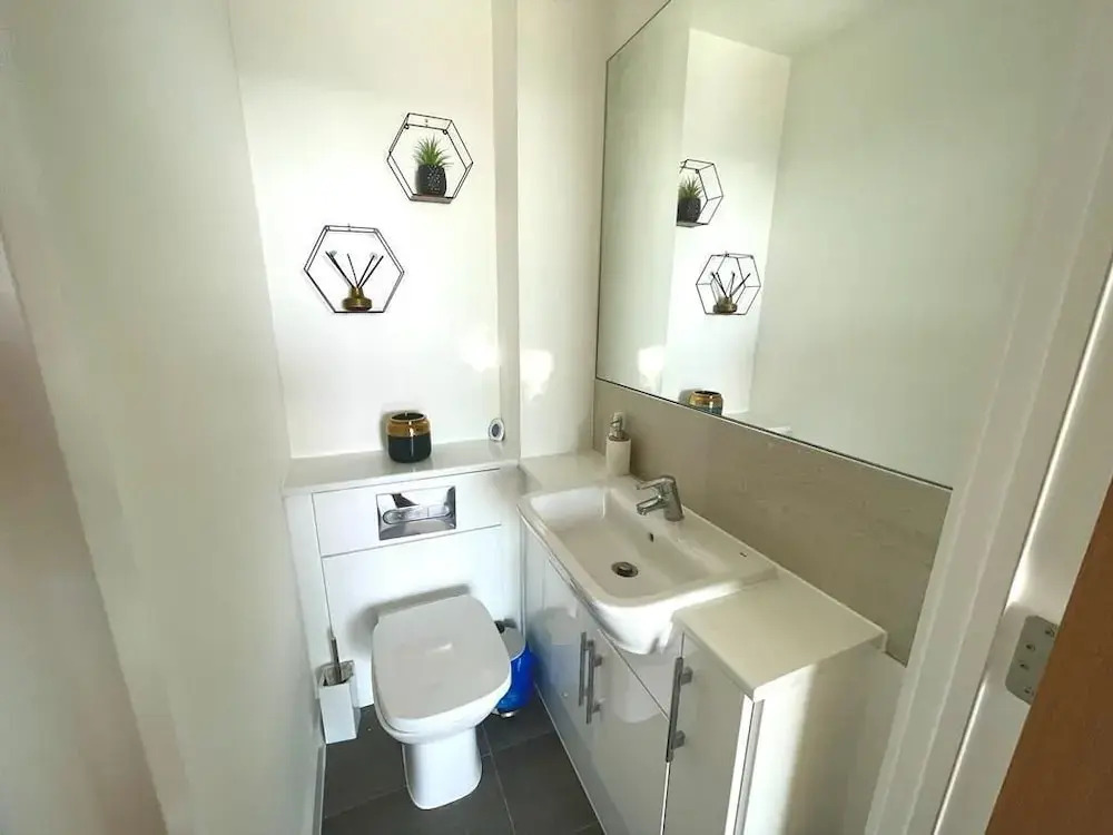 Stylish 1-Bedroom Apt with Stunning London Views