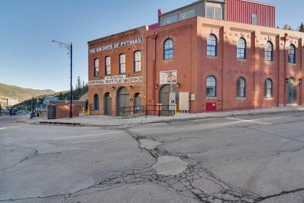 Walkable Townhome in the Heart of Central City!