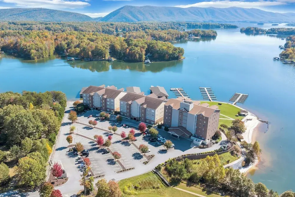 Resort Amenities & Beach Access: Huddleston Condo