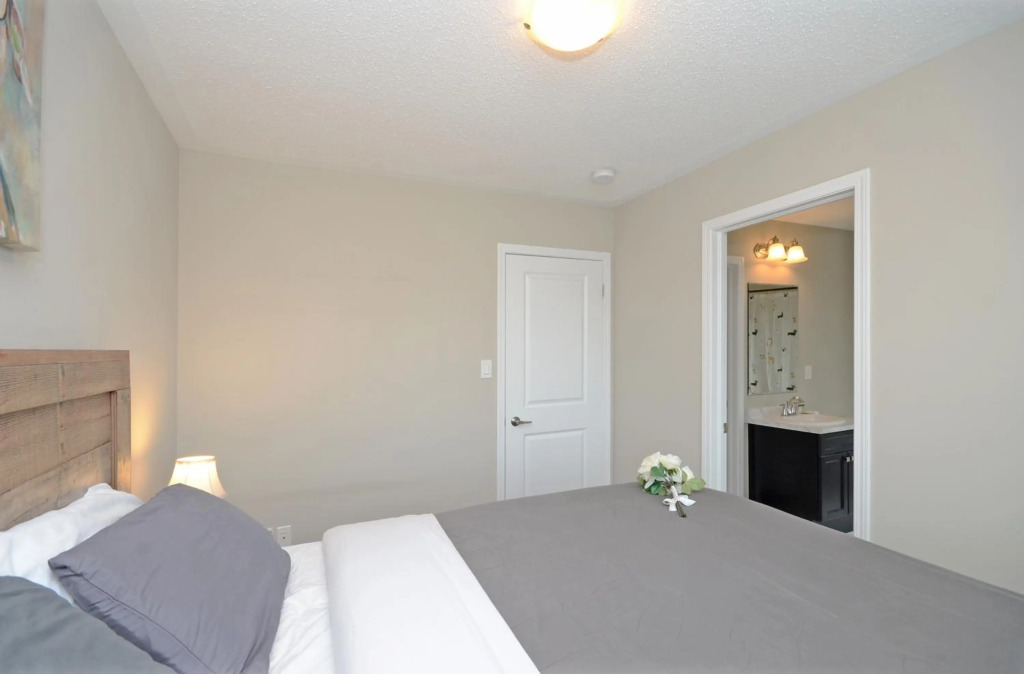 Royal Stays Townhome Collection - 3 Bedroom Townhome in Oakville