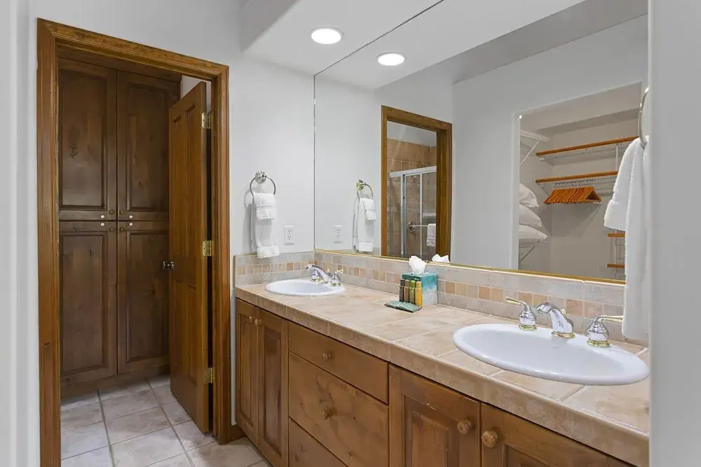 Deer Lake Village at Deer Valley Resort - Four Bedroom Condo with Hot Tub #2478 4 Condo