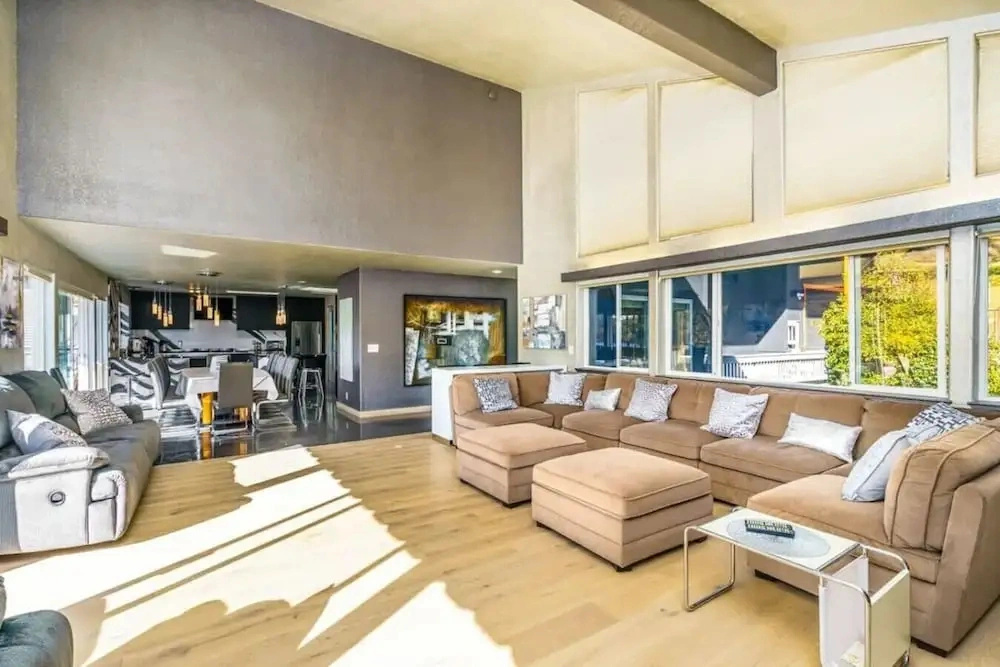 562 Massive 8 Bedroom on the Lake