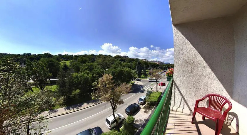 Ebony Pianino Apartment