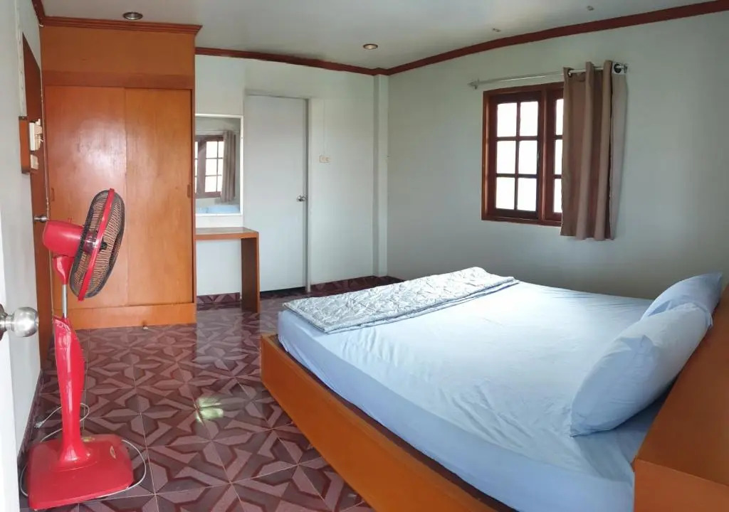 Tommy Apartment - main road