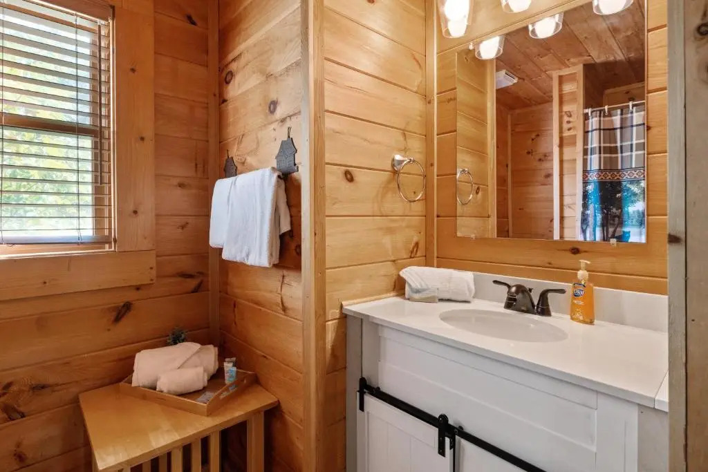 Mountain view 5 bdrm Gatlinburg Cabin near downtown Arts