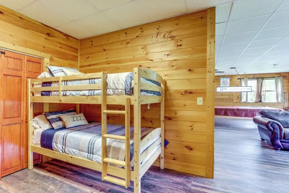 Riffle Run Cabin: River Access, Hot Tub, Game Room
