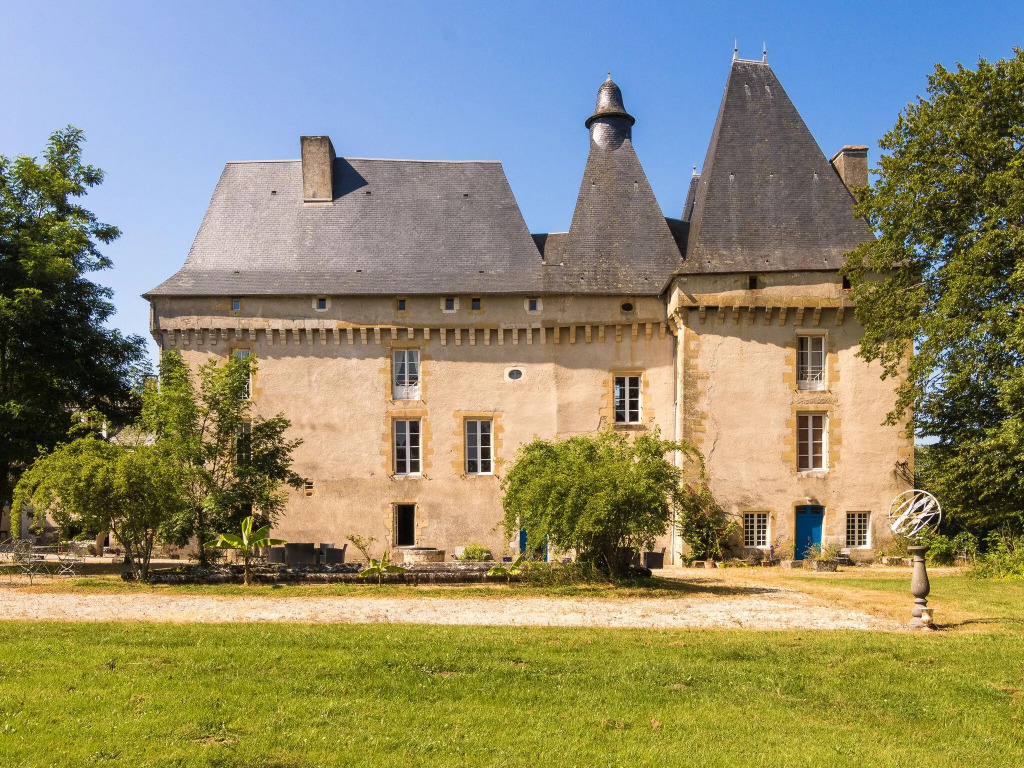 Romantic stay in a medieval castle with pool and restaurant among others