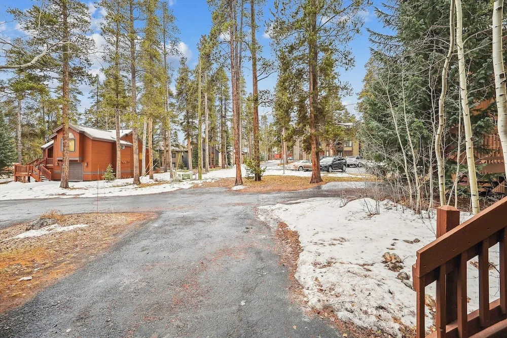 Ski Hill Chalet 3 Bedroom Home by RedAwning